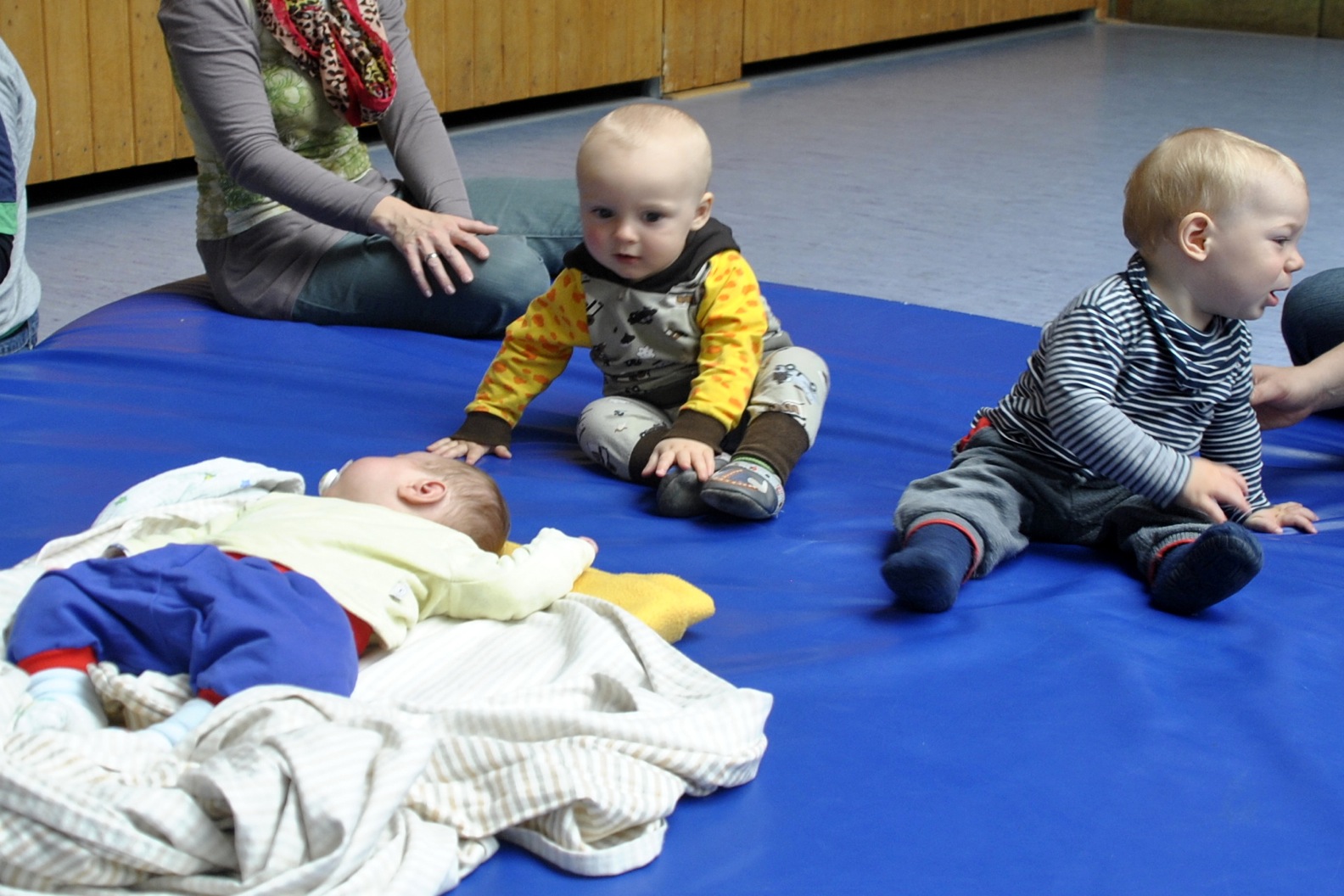 Während die Mamas etwas für sich tun, macht es sich der Nachwuchs bequem. Während die Mamas etwas für sich tun, macht es sich der Nachwuchs bequem.